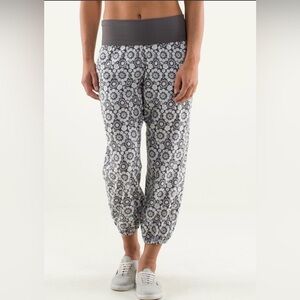 Lululemon Athletica “Om Pant” Twiggy Nimbus / Soot Light Sz 8